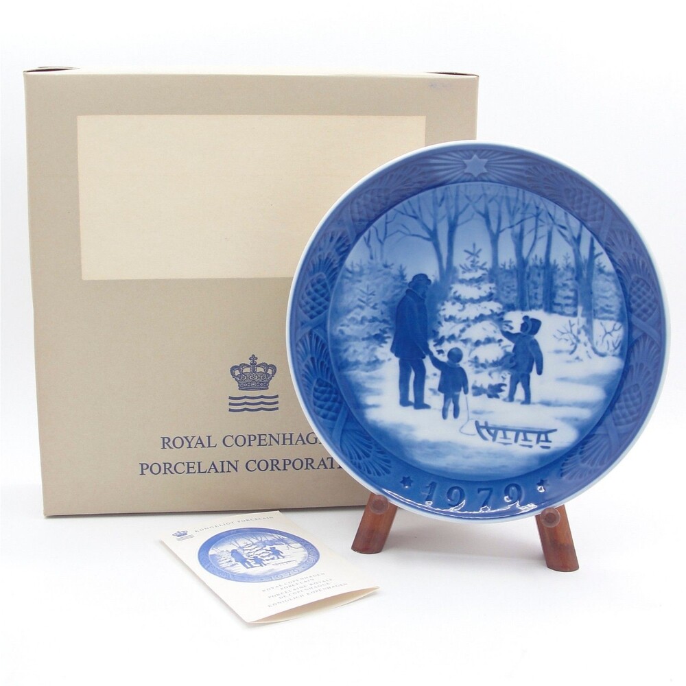 Royal Copenhagen 1979 Christmas Plate Choosing the Christmas Tree Box Booklet